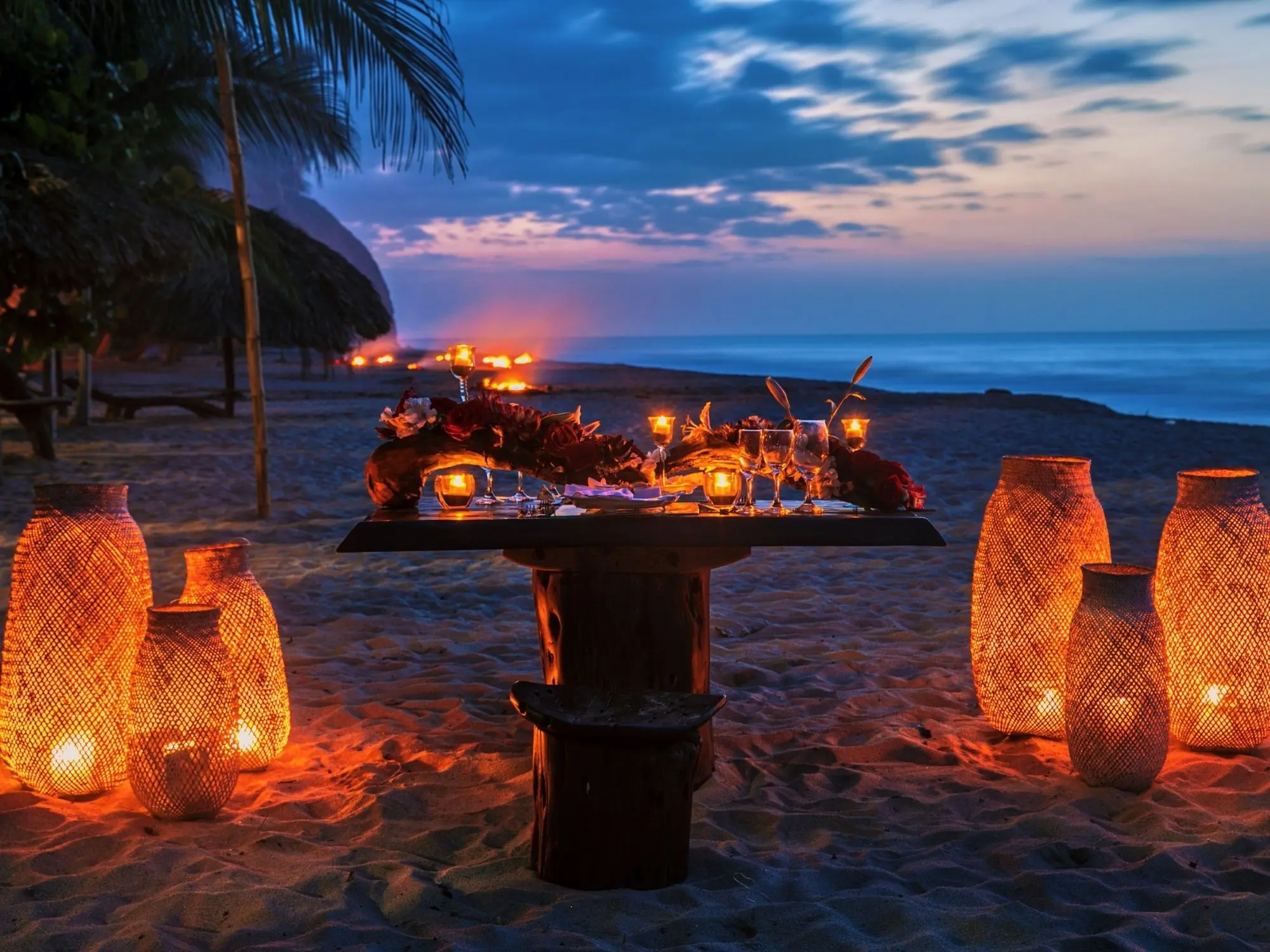 Cena privada frente al mar, mesa larga, velas – Genn Hotels