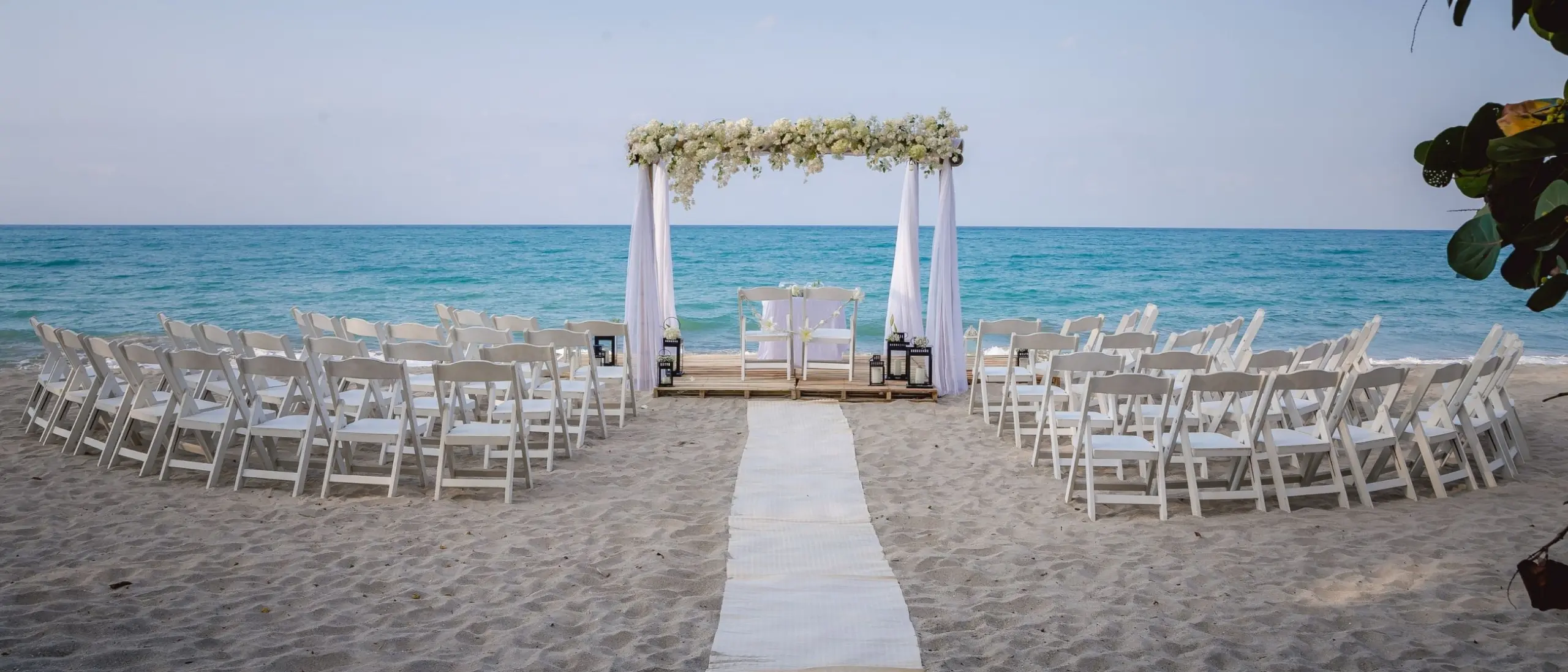 Celebración al atardecer frente al mar, luz dorada – Genn Hotels