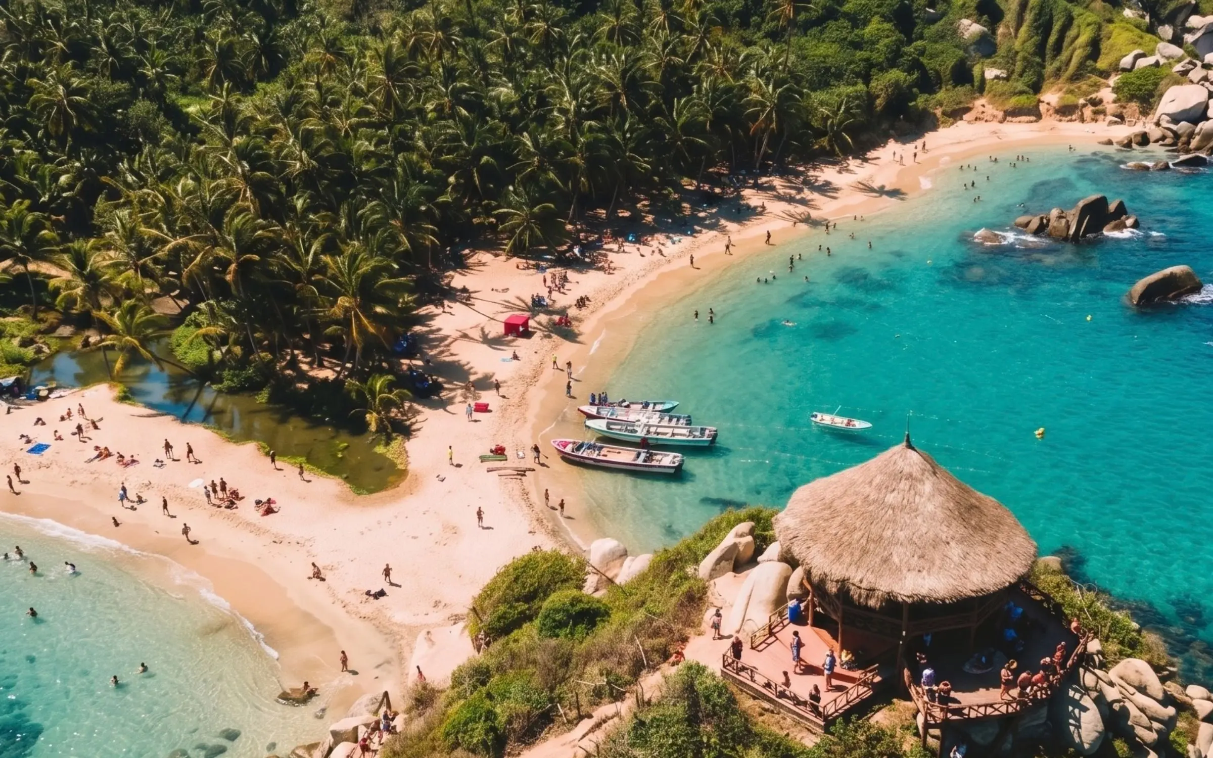 Orilla del Caribe, luz dorada, huellas en la arena – Genn Hotels