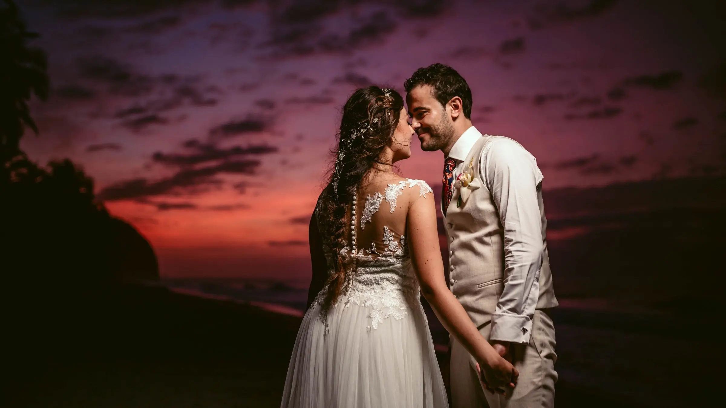 Celebración al atardecer frente al mar – Genn Hotels