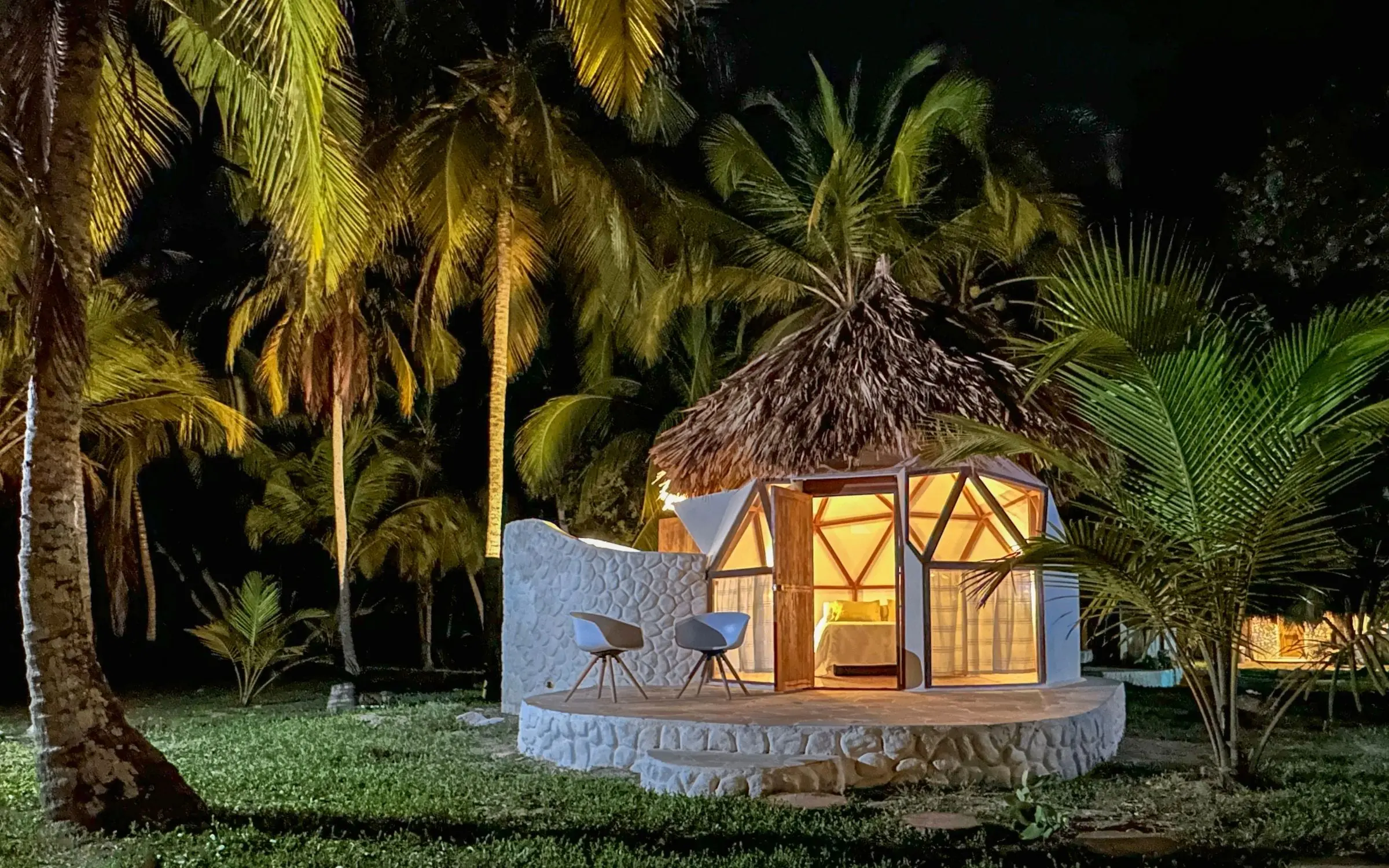 Interior de cabaña, madera, el verde y el mar de fondo – Genn Tayrona