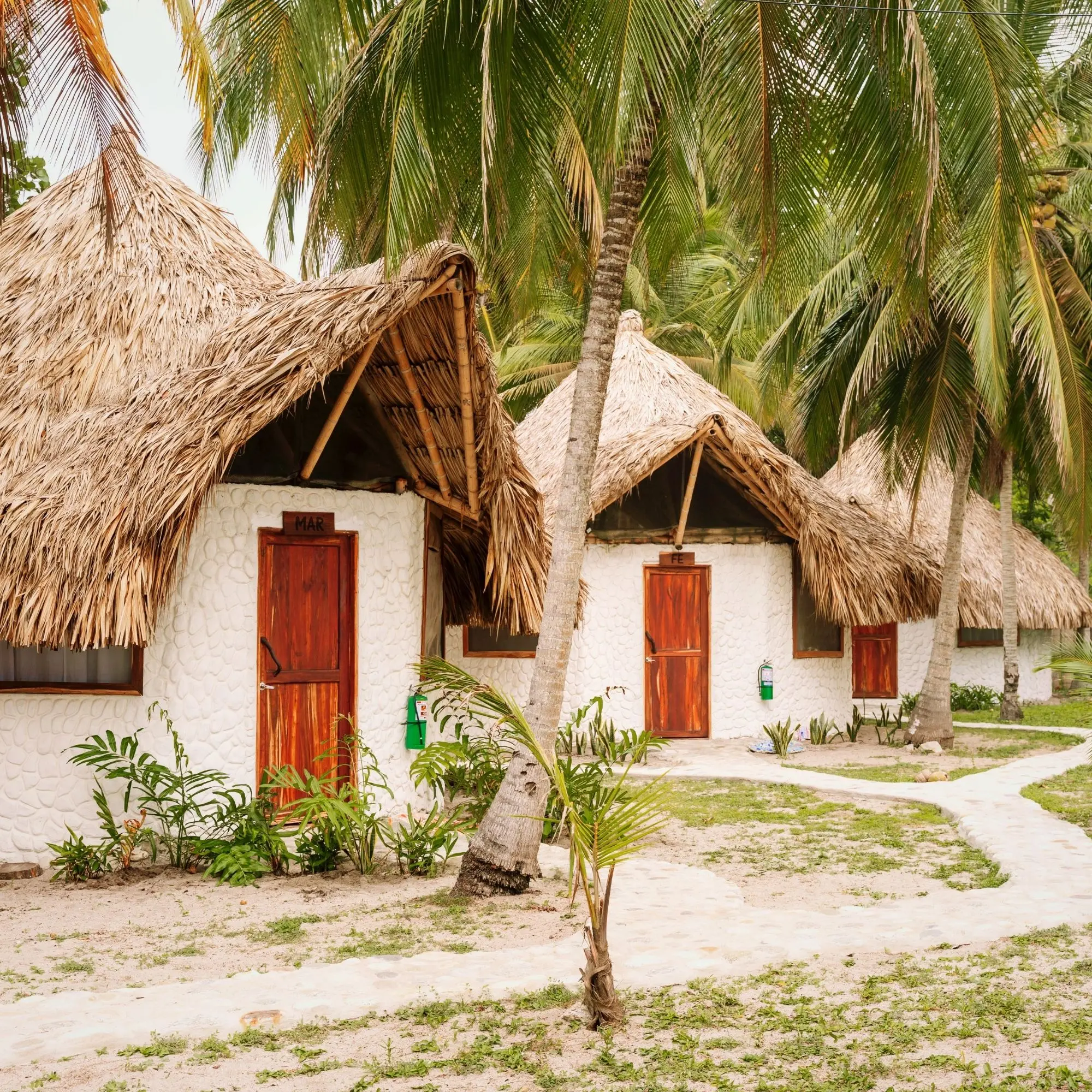 Bungalow, madera, terraza y mar al fondo – Genn Tayrona