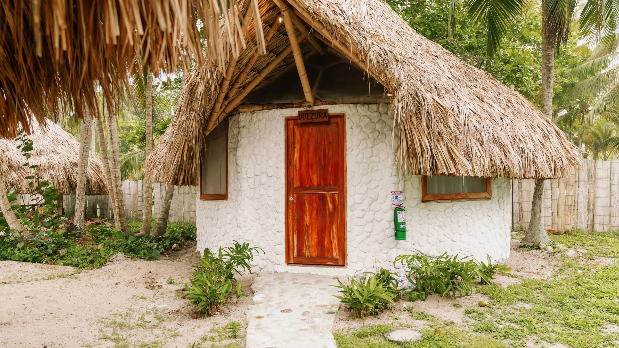 Interior del bungalow – familia y madera – Genn Tayrona