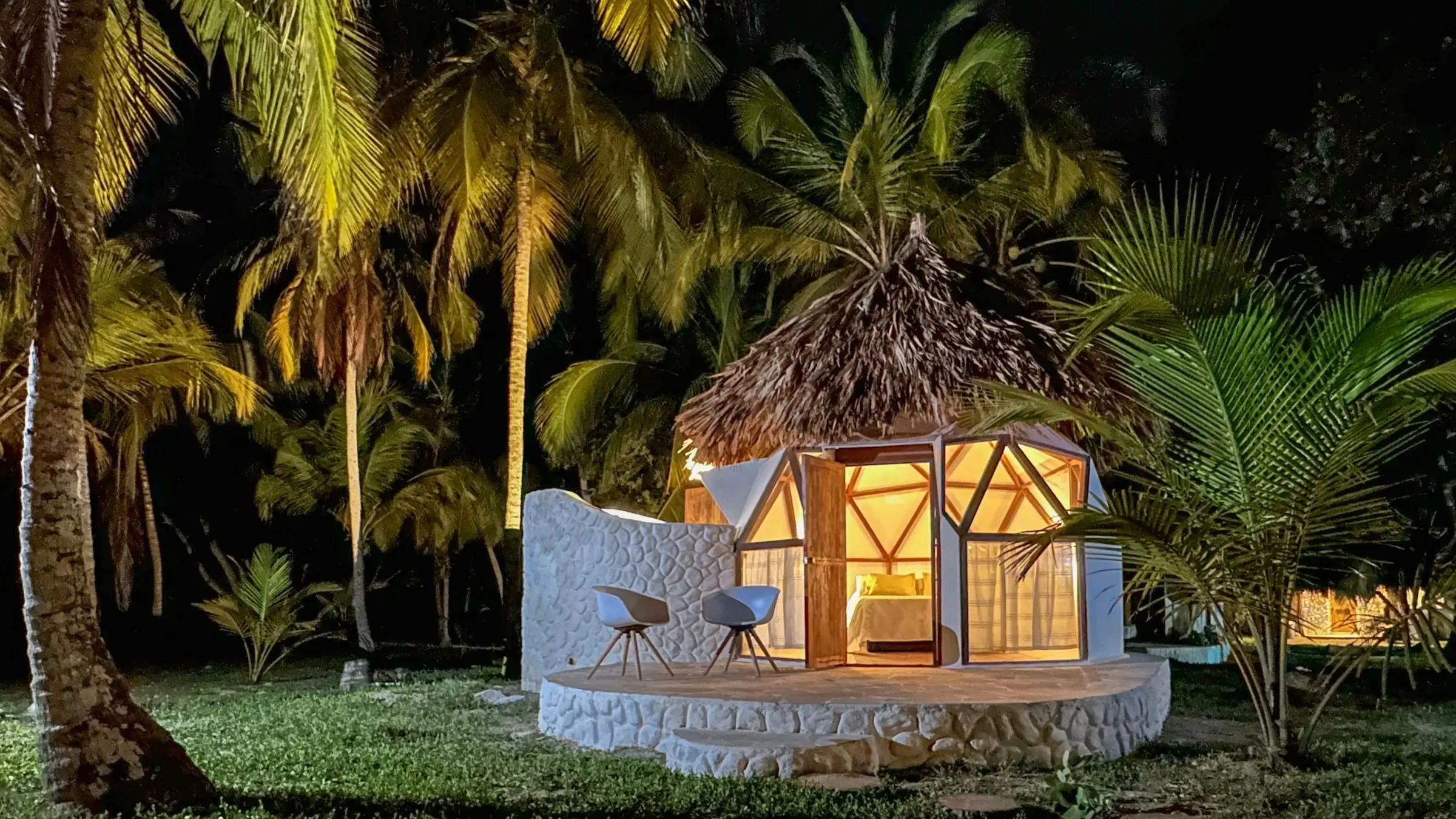 Interior del glamping – cama y madera – Genn Tayrona