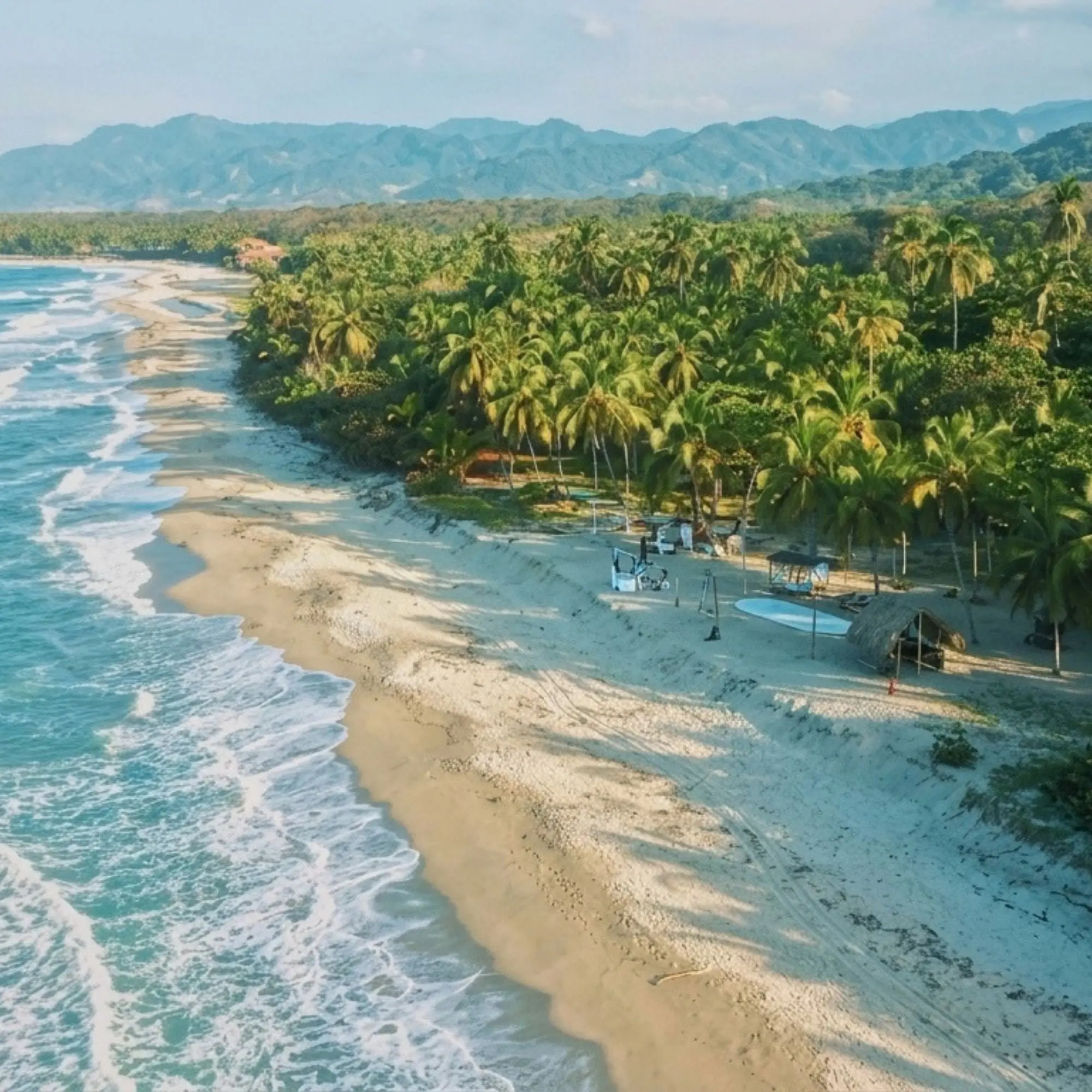 El restaurante, comedor abierto a la brisa – Genn Tayrona
