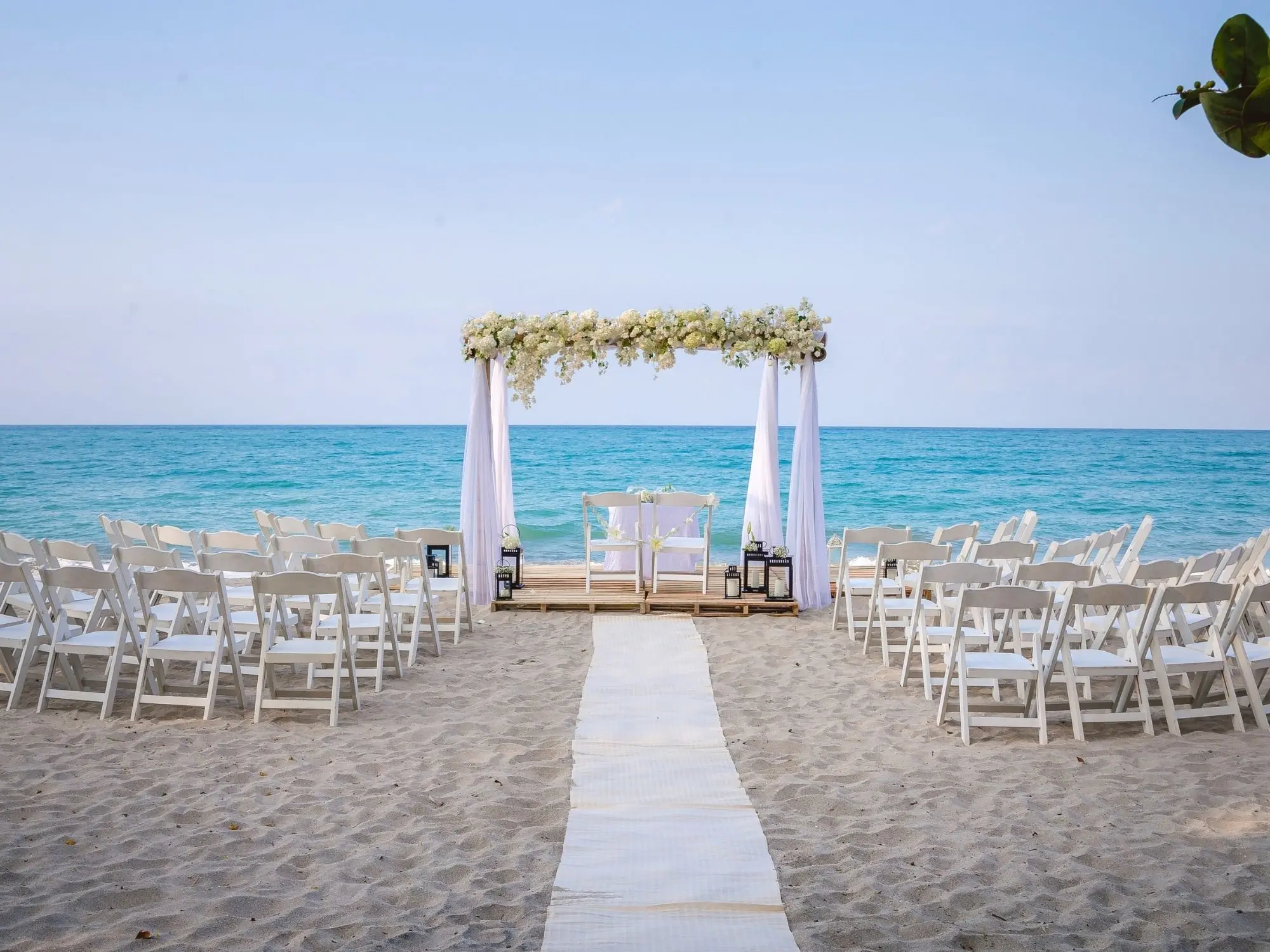 Ceremonia frente al mar, flores tropicales, luz natural – Genn Tayrona