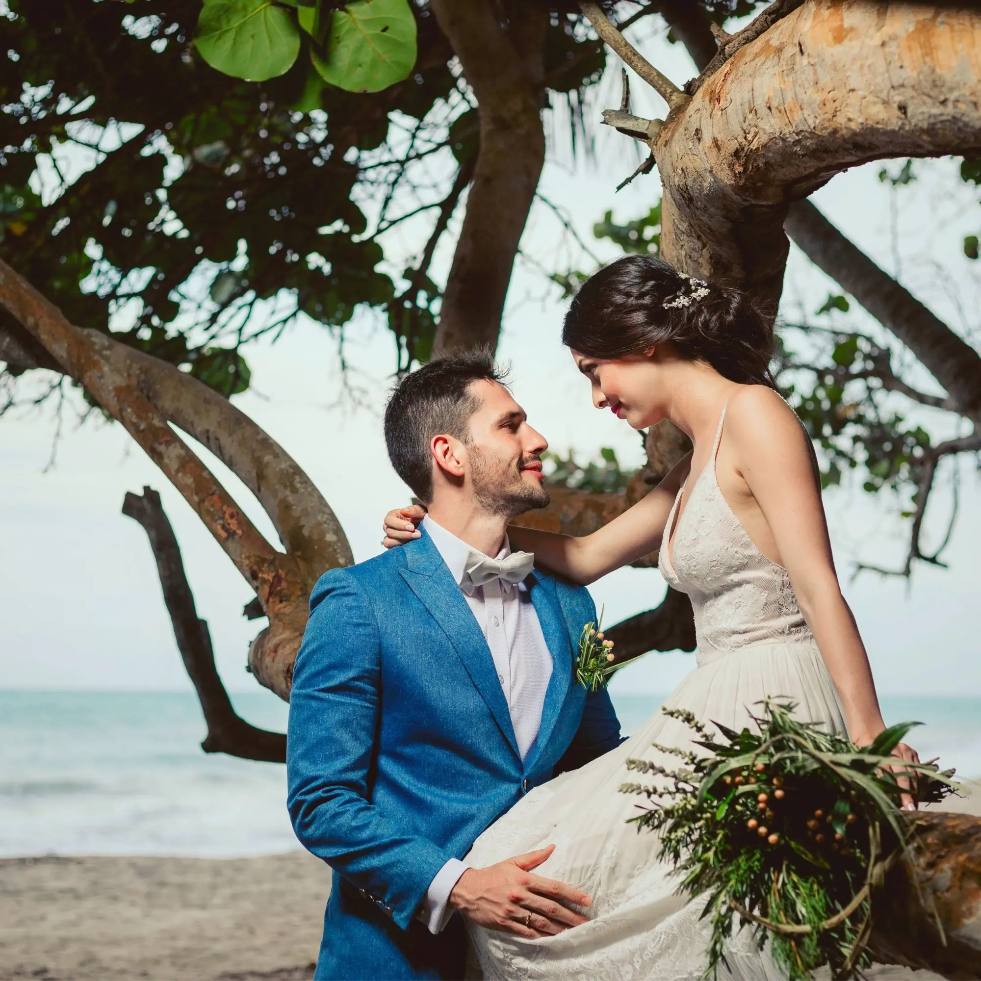 Sin plantillas, pareja bajando a la playa – Genn Tayrona