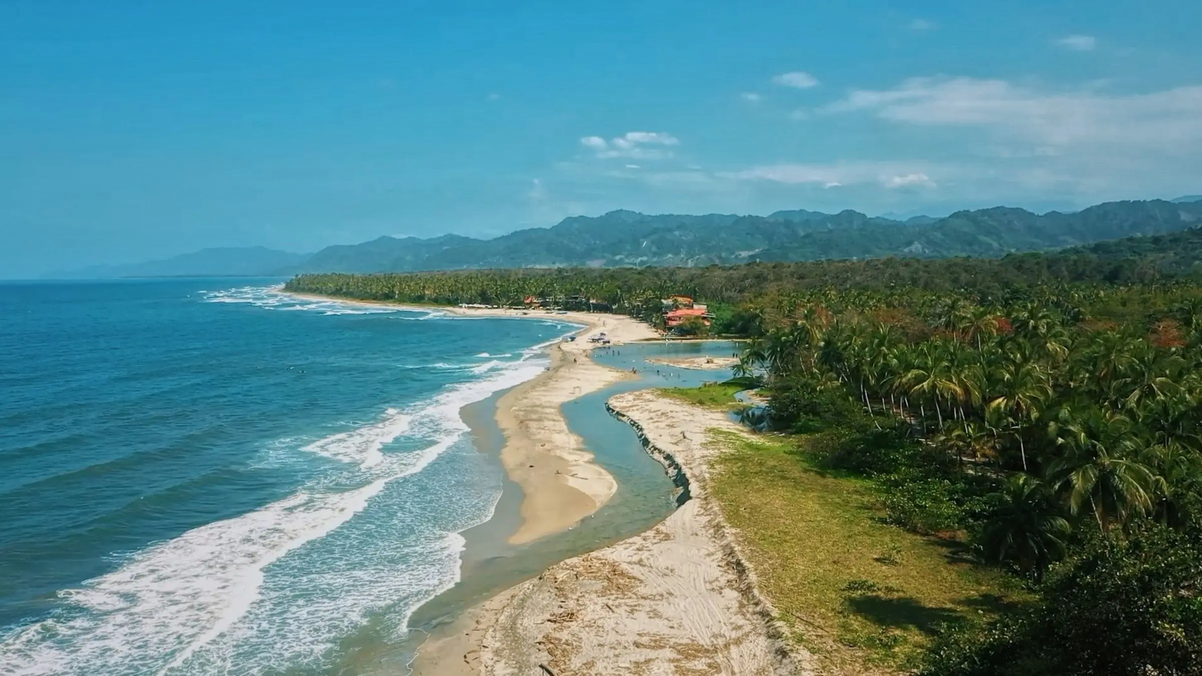 Río cristalino entre la selva – Genn Tayrona