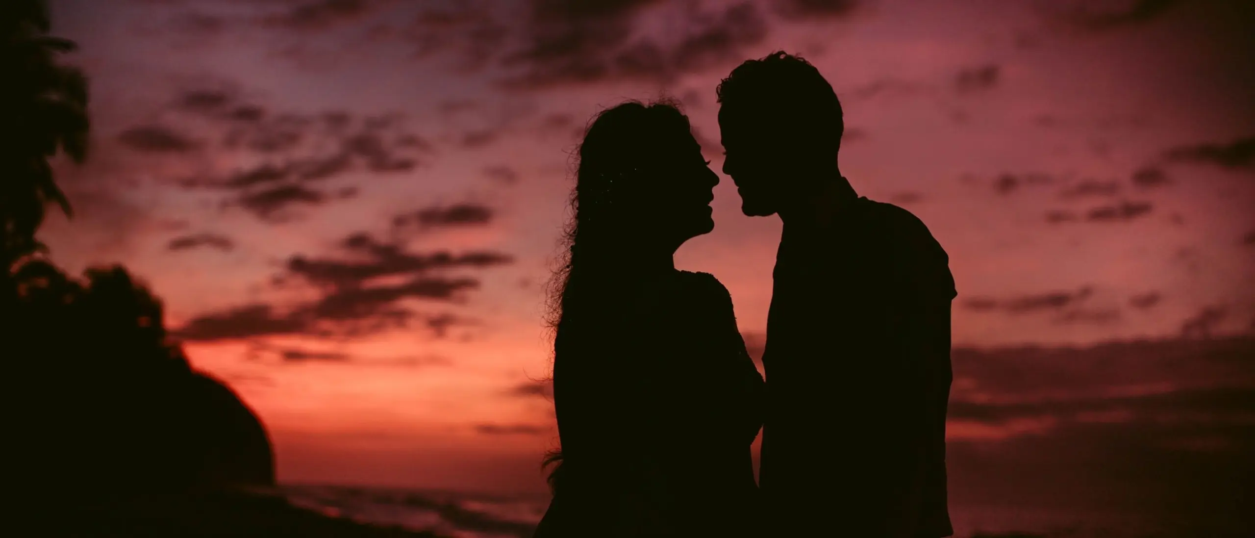 Atardecer sobre el mar, acantilado y selva – Genn Tayrona