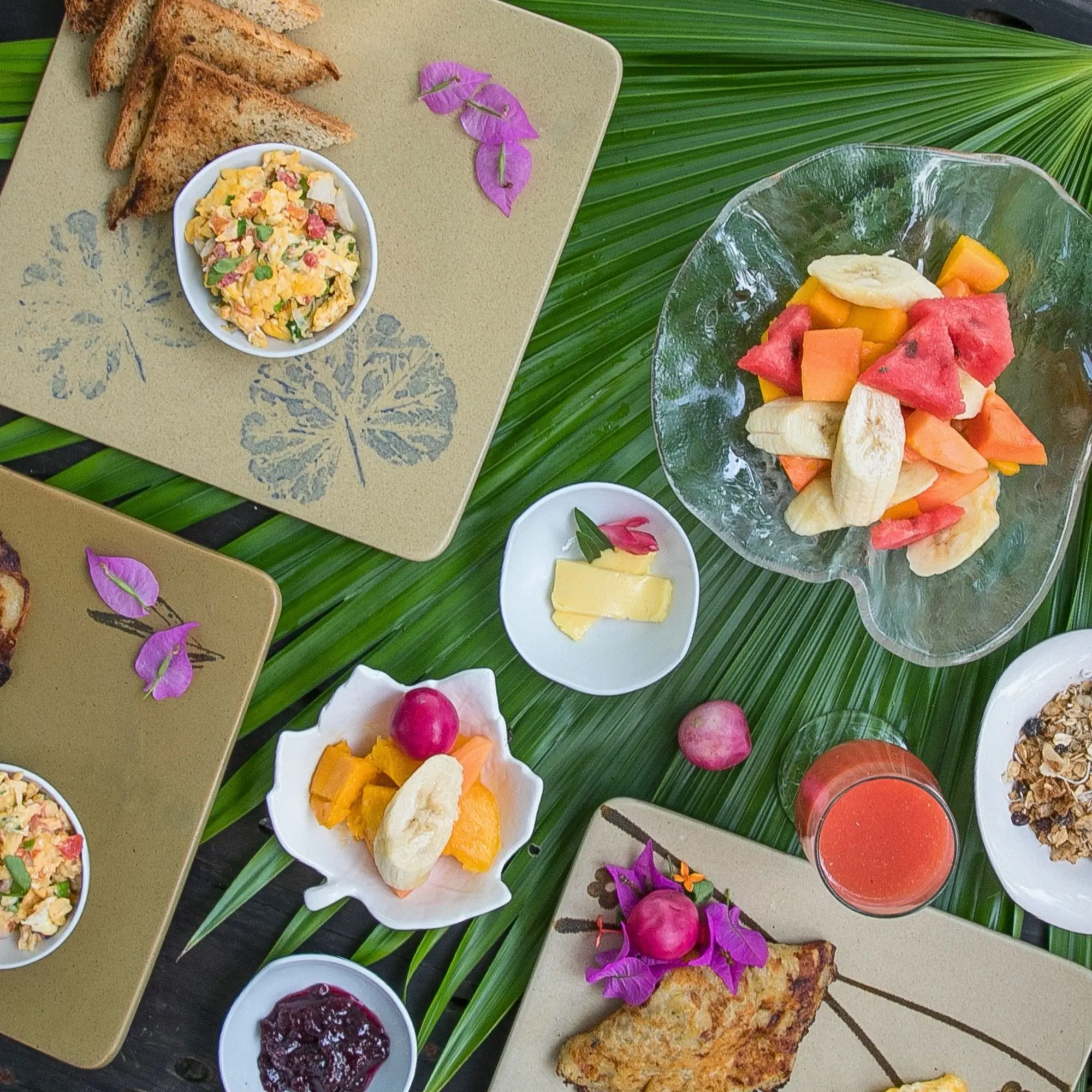 Desayuno al amanecer, terraza de la cabaña – Genn Tayrona