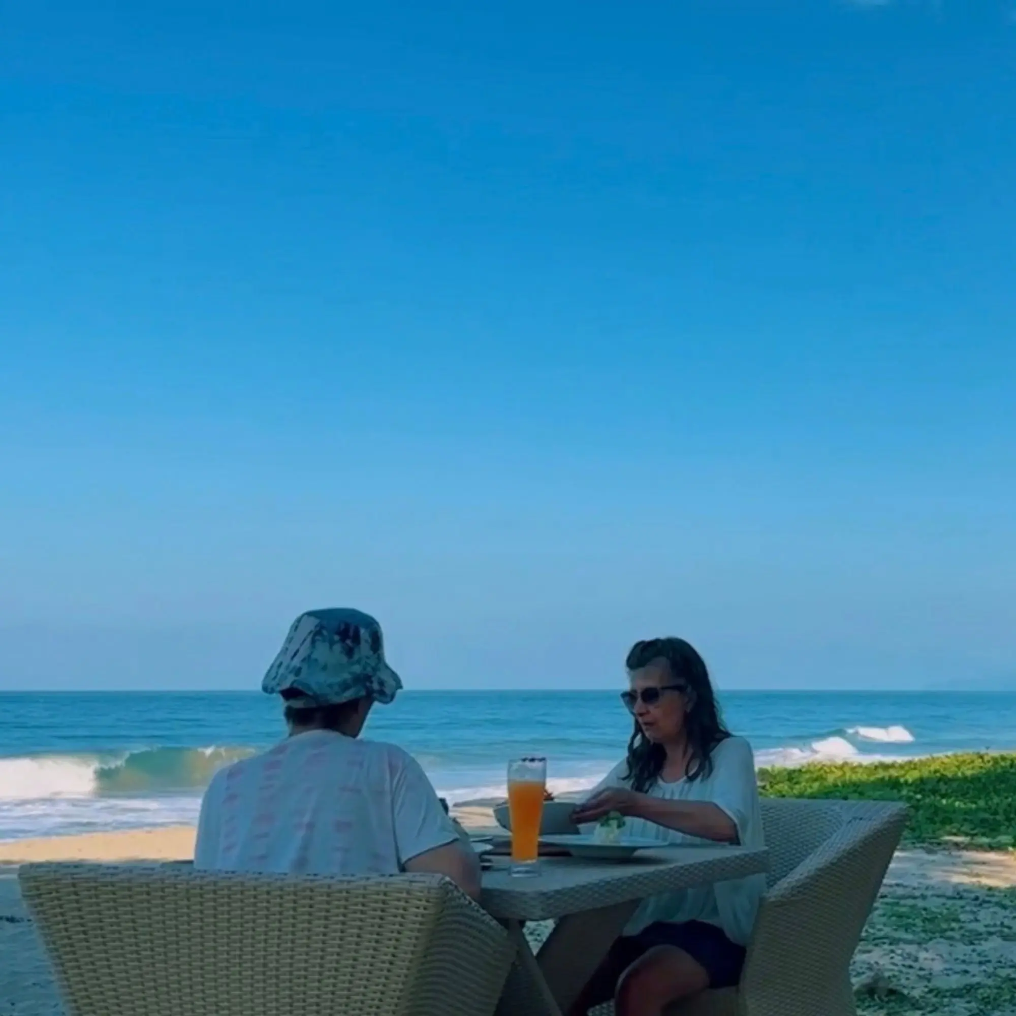 Picnic junto al río, canasta a la sombra de la selva – Genn Tayrona