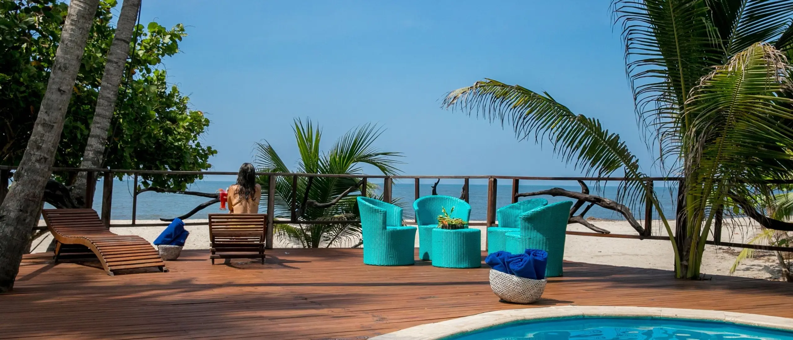 Interior de la habitación abriéndose al mar, luz de mañana – Playa la Roca By Genn
